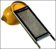 La troisime est un fruit galement trs connu et apprci, la raspberry. Rasp veut dire  grincer ou une rpe , cela vous donne-t-il un indice ? Qu'est donc la raspberry, ou baie grinante ou rpeuse ?