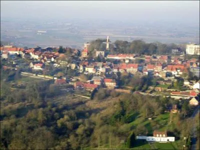Dans quel dpartement est situ Cassel qui domine la plaine du haut de ses 175 mtres ?