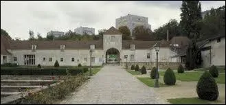 Nous sommes dans la ferme du chteau de Grand-Val,  Sucy-en-Brie. Cette ville francilienne se situe dans le dpartement n ...