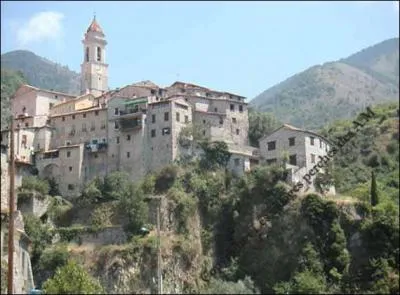 Petit village haut perch de l'arrire-pays niois, Lucram a acquis une notorit croissante depuis une trentaine d'annes. Pourquoi ?