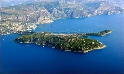 Entour d'un chemin pdestre amnag de 11 kilomtres, le Cap-Ferrat,  l'est de Nice, spare la rade de Villefranche de celle de Beaulieu. Dans sa partie la plus troite, quel joyau abrite-t-il ?