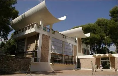 Avec l'avantage d'une situation gographique privilgie, le village de Saint-Paul-de-Vence est surtout connu pour abriter le superbe muse de la Fondation Maeght et avoir t frquent par de nombreux artistes. Lequel est enterr dans le cimetire du village ?