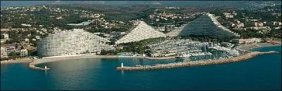 On aime ou on dteste, mais on ne peut pas rester indiffrent ... La clbre  Marina Baie des Anges  avec ses immeubles en forme de vague offre son architecture originale aux regards de tous. Sur quelle commune se trouve-t-elle ?