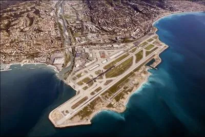 L'aroport international de Nice est le troisime de France aprs Roissy et Orly. 12 millions de passagers par an atterrissent ou dcollent de ses pistes en partie gagnes sur la mer. Quelle est la particularit de cet aroport ?