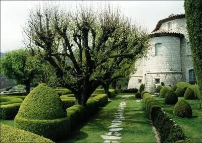 Concourant en 2014 pour le titre de  Village prfr des Franais , Gourdon est situ dans l'arrire-pays grassois. Situ  15 km  vol de goland de la mer Mditerrane, le village offre une originalit qui justifie sa frquentation, laquelle ?
