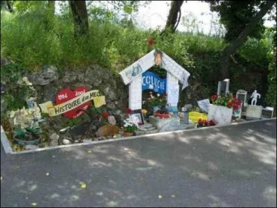 Le 19 juin 1986, Coluche se tuait dans un accident de moto sur une petite route de la Cte d'Azur. Dans quelle commune se trouve la pierre commmorative de cet accident ?