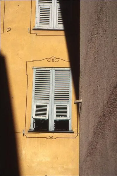 Typiquement nioises, les fentres  clapets sont nombreuses dans la vieille ville de Nice. A quoi servent ces clapets ?