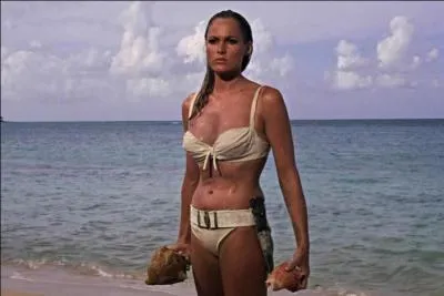 Dans quel   James Bond  Ursula Andress fait cette apparition remarquable !