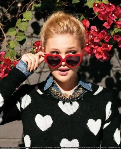 Quel est le lien de famille entre ce garon aux cheveux blonds et Lindy ?