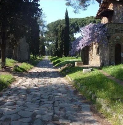 Cette voie romaine est la mieux conserve, et de nos jours de nombreux vestiges sont encore visibles. Son importance est confirme par le surnom de  Reine des voies  (Regina Viarum) que lui donnaient les Romains...
