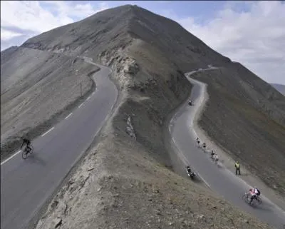 Avec ses 2 802 mtres d'altitude, quelle est la particularit de la route de la cime de la Bonette ?