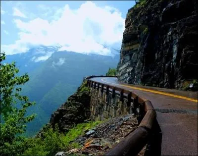 Route stratgique construite de 1966  1978  travers le massif montagneux du Karakorum. En franchissant des cols jusqu' 4 693 mtres d'altitude au col de Khunjerab , cette route relie le Pakistan  ...