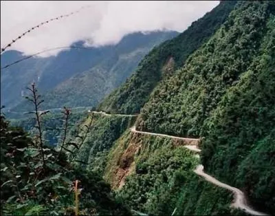 Considre comme la route la plus dangereuse du monde, la route des Yungas, appele  Route de la mort , se situe dans quel pays ?
