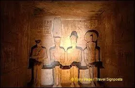 Dans quel temple, lors des deux quinoxes, le soleil levant illumine-t-il le sanctuaire situ au fond, claire les statues divines ? Une seule reste dans l'obscurit.