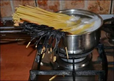 De Philippe Geluck : Il est plus facile de jouer au mikado avec ... (pour une fois, la photo peut vous aider)