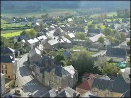 Nous survolons la commune Mayennaise d'Oisseau. Nous sommes donc dans le ciel de la rgion ...