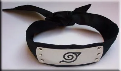 Laquelle de ces trois filles ninjas, porte cet objet autour du cou ?