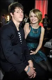 Comment s'appelle le garon  ct d'elle ?