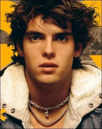 Ricardo Izecson dos Santos Leite est n au Brsil en 1982. Il s'est fait connatre sous le pseudo de  Kak . Dans quel domaine ?