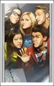 Ils ont les mmes amis, la mme date d'anniversaire et la mme maison, qu'est-ce que a leur fait ?