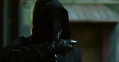 Une dernire question pour la fin : qui se prend une balle de -A dans le dernier pisode (24-4) ?