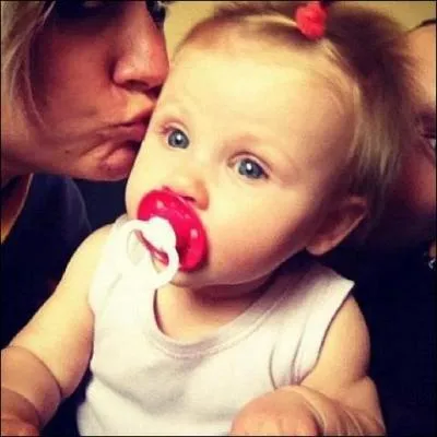 Avec qui la fille de Lou (Lux) est-elle trs proche ?