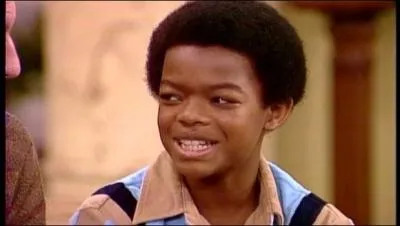 Monsieur Drummond, veuf milliardaire, a promis à sa gouvernante, mourante, de s'occuper de ses deux fils Arnold et Willy. Lequel est-ce ?