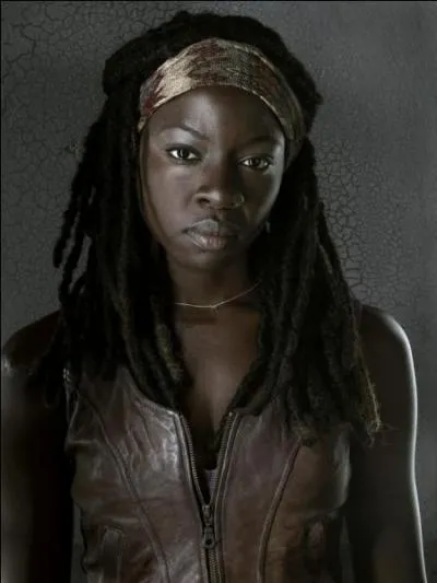 Que dit Michonne lorsque le Gouverneur demande  Andrea si elle va mieux ? (alors qu'elles viennent d'arriver  Woodbury)
