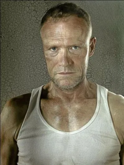 Par o Merle est-il sorti du btiment o il tait menott ?