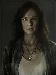 Dans la saison 1, lorsque Shane et Lori font l'acte dans les bois, que fait cette dernire avant qu'ils passent  l'action ?