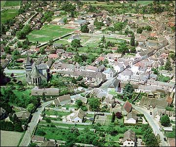 Entoure de champs craliers, cette grosse bourgade d'Eure-et-Loir porte le nom qu'un participe pass enivr aurait pu lui donner.