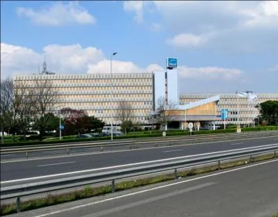 Niort est considre comme la capitale franaise des Mutuelles d'assurances. Quelle socit d'assurance implante aux abords de la ville, a choisi un ctac comme emblme ?