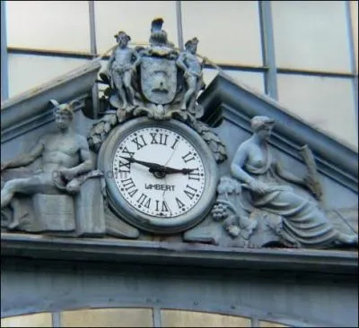 Quel difice niortais, a sa faade surmonte d'un fronton en fonte moule orne des figures de Mercure et de Crs entourant une horloge ?