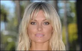 Que fait croire Caroline  toute la maison ?