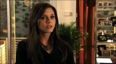 Que remarque tout de suite la famille adoptive de Sutton ?