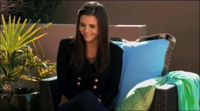 Que fait Nisha, aprs avoir interrompu Emma et les amis de Sutton ?