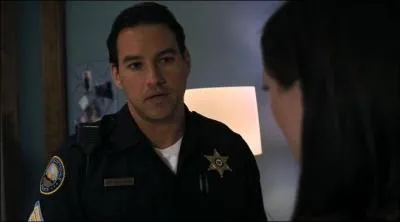 Qu'est-ce qui a t vol dans la chambre de Sutton, pendant qu'Emma tait  la cabane avec Ethan ?