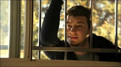 Comment s'appelle le frre adoptif d'Emma ?