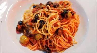 Quelle est la recette de ces spaghetti dont la sauce est faite avec tomates, ail, anchois, c�pres, olives et piments s�ch�s ?