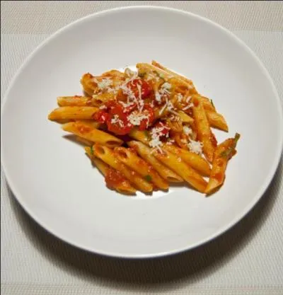 Quel nom donne-t-on � ce plat dont la sauce est faite avec des piments et de l'ail ?