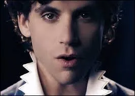 Avec quelle chanteuse Mika a-t-il chant Popular Song ?