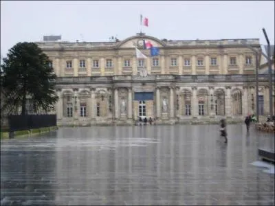 Quel clbre crivain fut  ( et n'est plus ) maire de Bordeaux ?