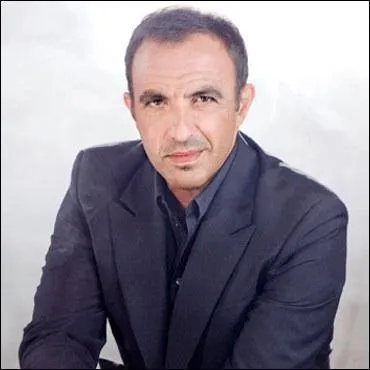 Comment s'appelle le prsentateur de  The Voice  ?