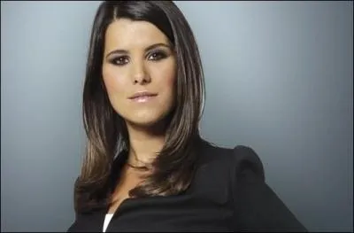 Comment s'appelle la prsentatrice qui est dans la  V-Room  ?