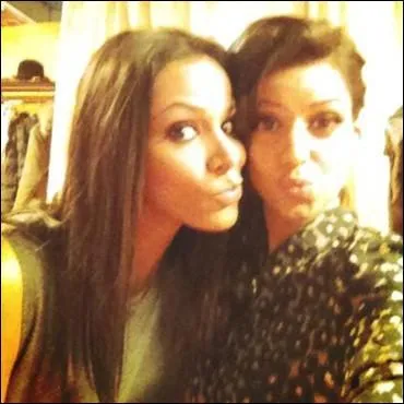 Laquelle des deux a crit un livre sur  Les Enfoirs  ?