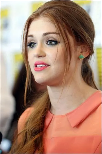 Parmi ces rles, quel est celui que Holland Roden a incarn dans une srie ou un film ?