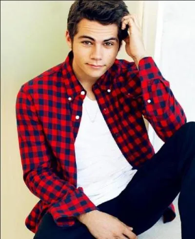 Dans  The First Time , comment s'appelle la fille dont le personnage qu'incarne Dylan tombe amoureux ?