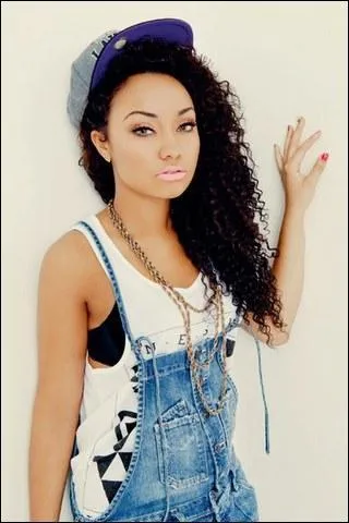 Comment s'appelle cette fille aux cheveux noirs ?