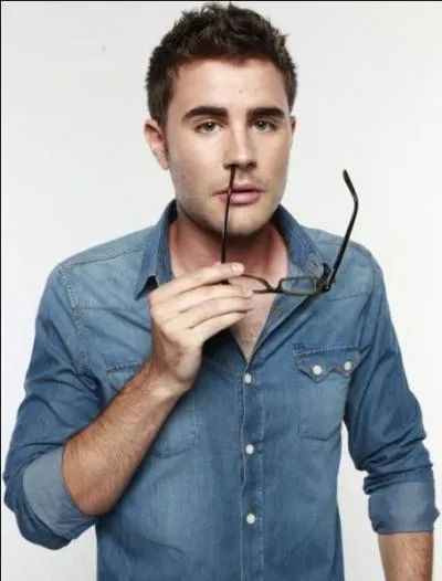 Comment s'appelle le youtubeur qui est avec Cyprien sur la chane Cyprien gaming ?