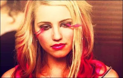 Dans l'pisode 'Piano violet', de quelle couleur sont les cheveux de Quinn ?